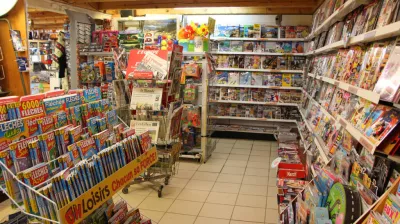 Le rayon presse du magasin