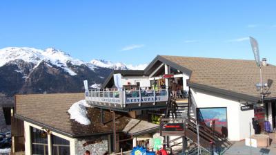 Accès au rstaurant Trappeur's depuis le front de neige