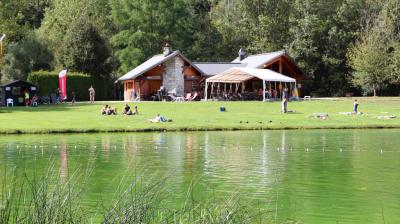 Le restaurant au bord du plan d'eau