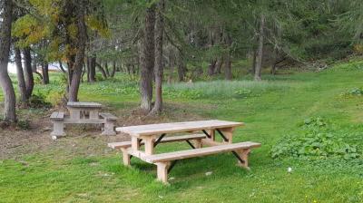 Table de pique nique au départ du sentier des Frasses