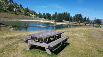 Table de pique nique au Lac des Pierres Blanches