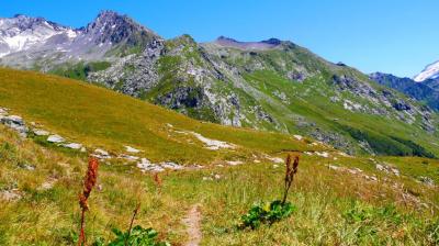 Le Lac de la Vélière et l'alpage de la Chiaupe