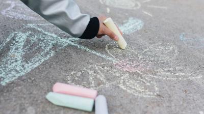 Peinture dans la rue pour les enfants_Aime-la-Plagne