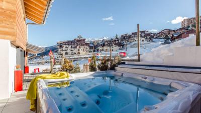 Jacuzzi et terrasse du chalet Les Cavagnes