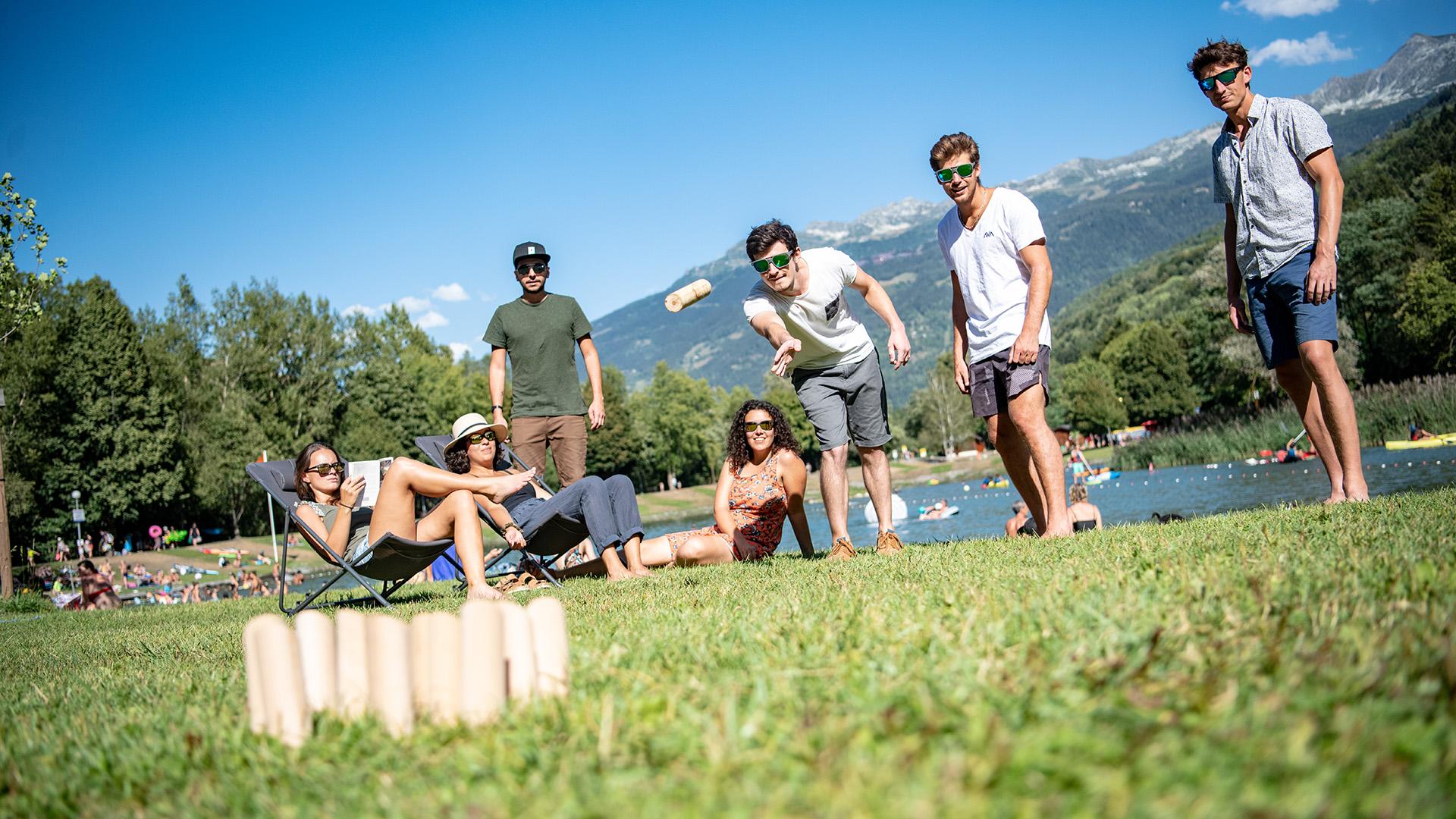 Molky entre amis au bord du plan d'eau à La Plagne