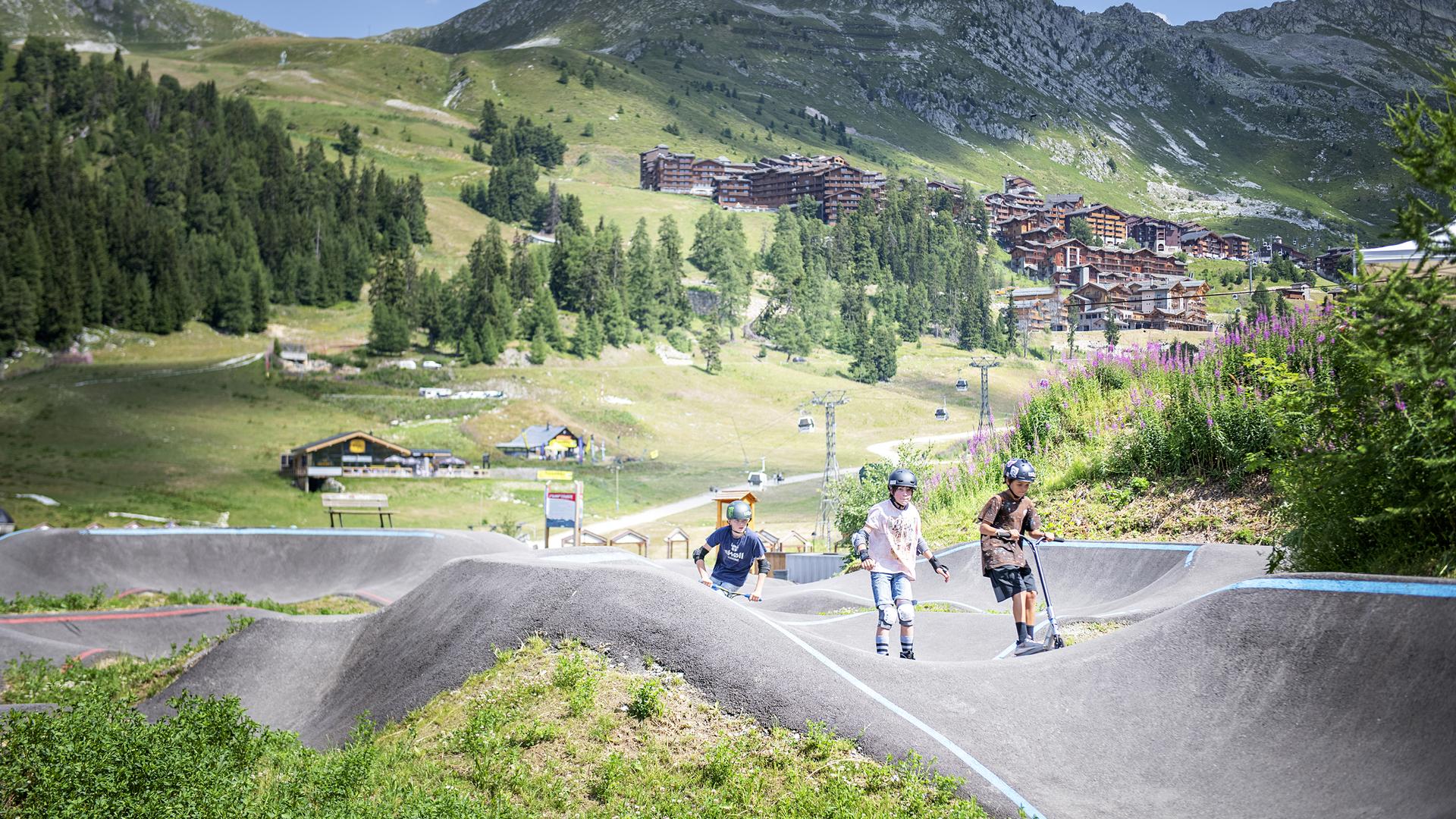 Enfants sur la pumptrack de La Plagne