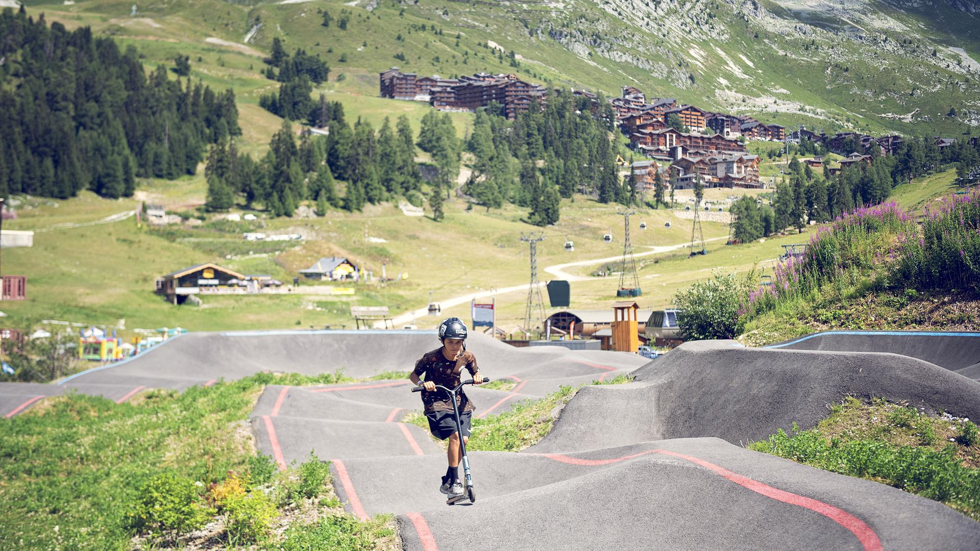 Trotinette sur la pumptrack de La Plagne