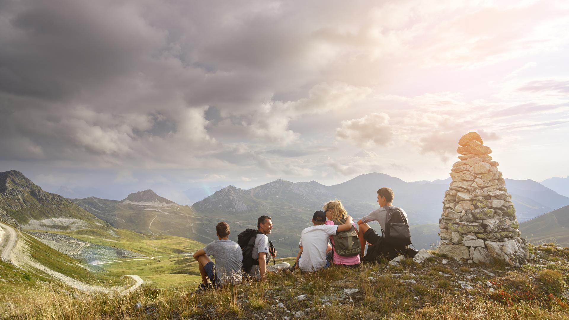 Groupe d'amis en randonnée à La Plagne