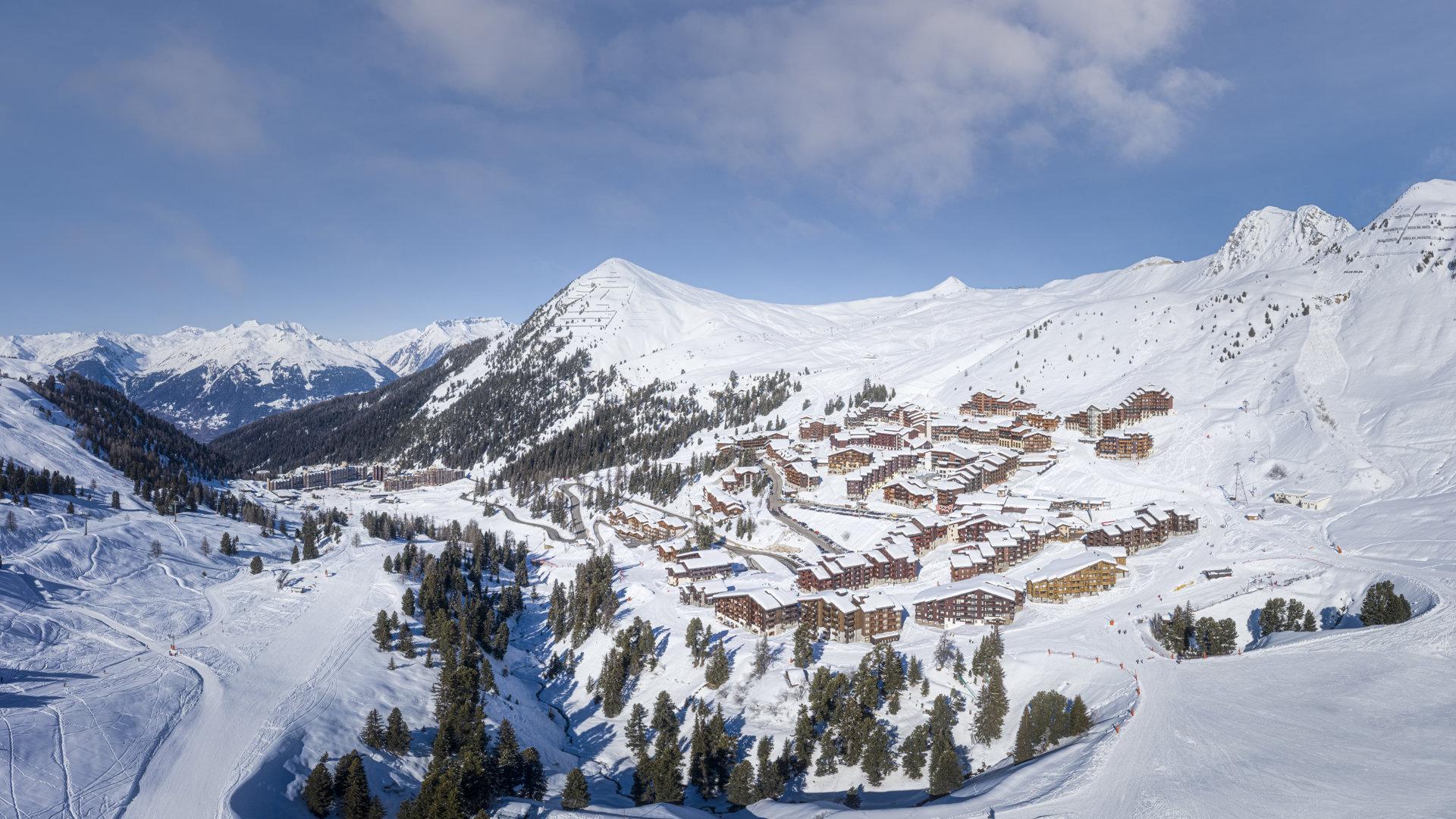 Belle Plagne en hiver & Bellecôte en fond