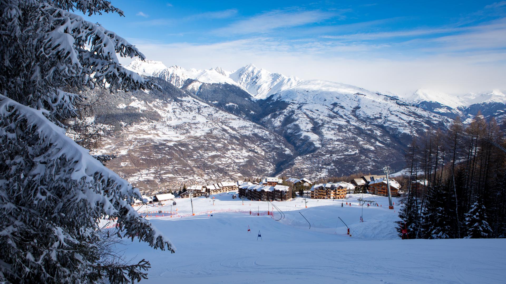 VIllage de La Plagne Montalbert à travers les sapins