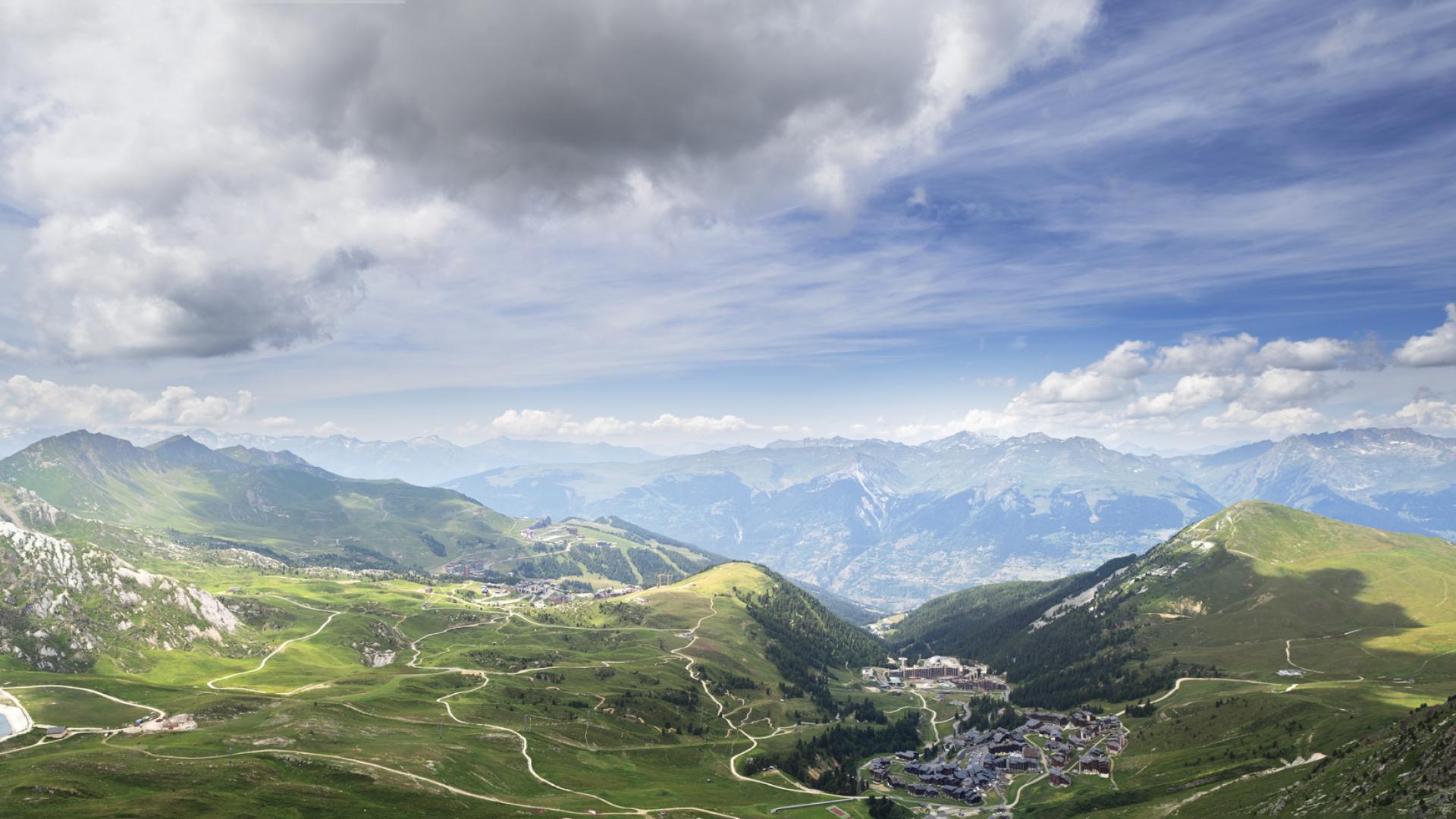 Vue panoramique de la Plagne en été Vue panoramique de la Plagne en été