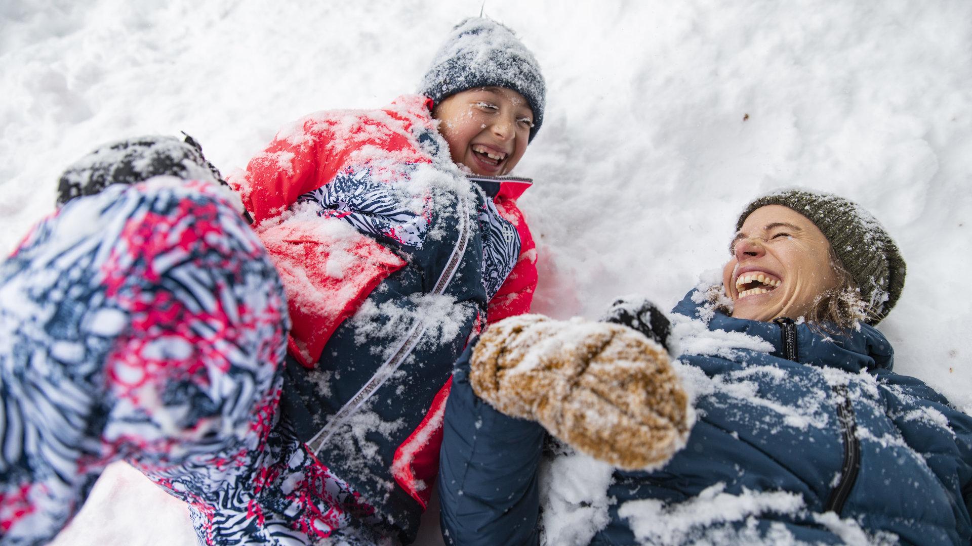 Jeu dans la neige en famille