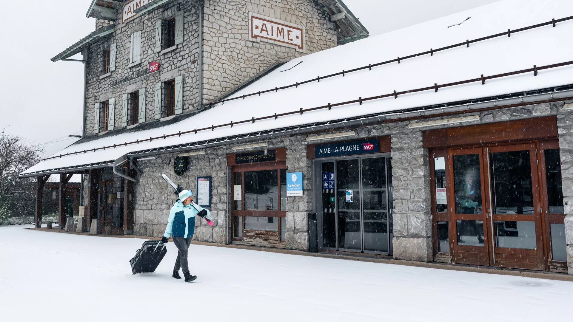 Gare_Aime_et_train-BrendanLePeru