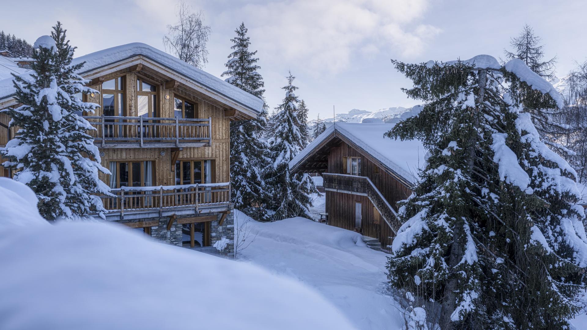 Les chalets enneigés aux Coches